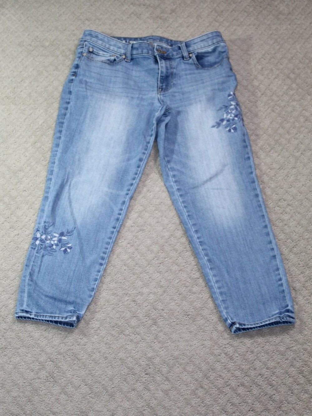 Talbots Size 8 Flawless Girlfriend Light Wash Floral Embroidered Blue Jeans